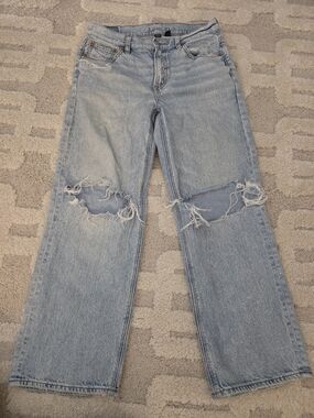 American Eagle Outfitters Light Blue Ripped Straight Leg Jeans. Size 2 Short